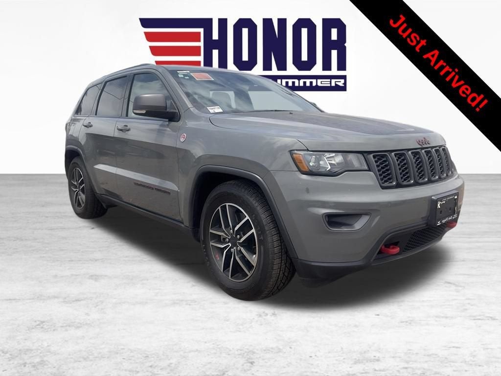 2021 Jeep Grand Cherokee Trailhawk in Gray — front three-quarter view